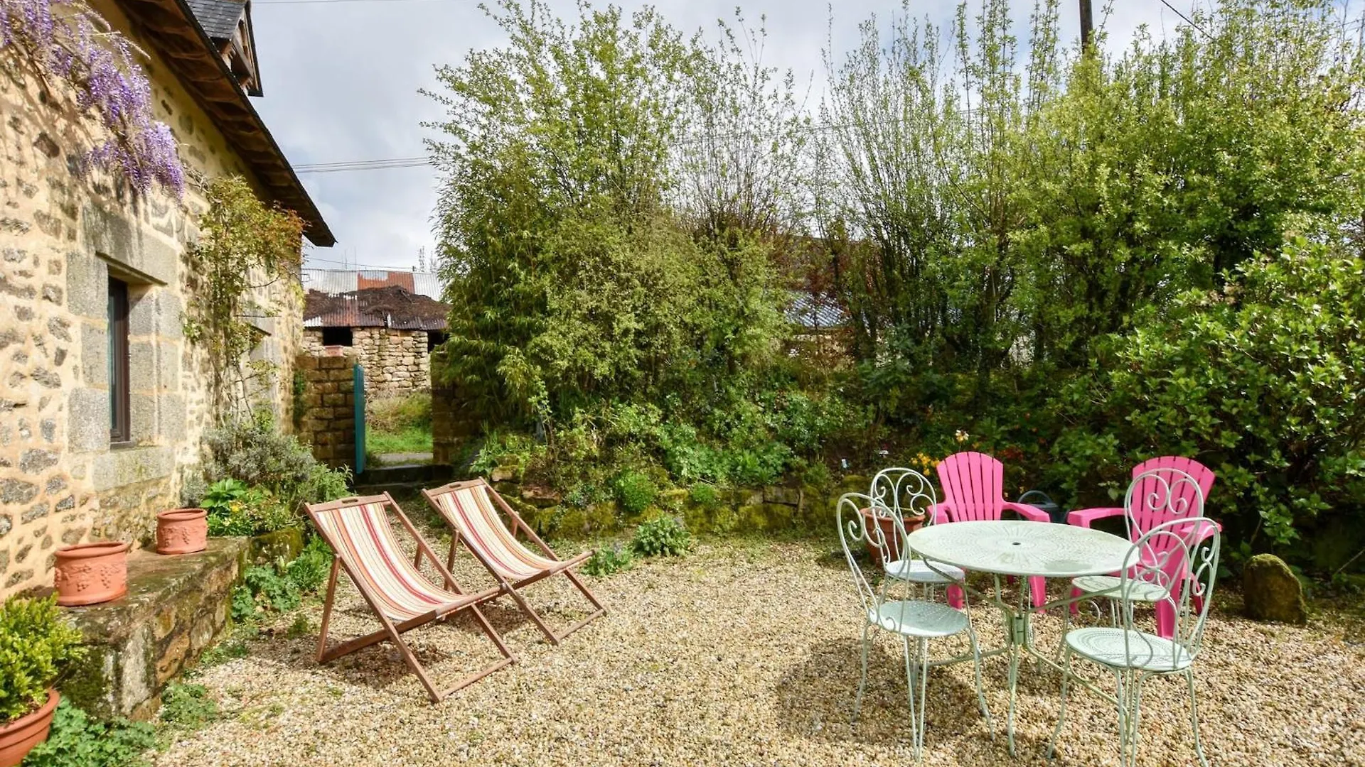 Cosy Holiday Home With Terrace Near Quimperle, Cleaning Included Querrien